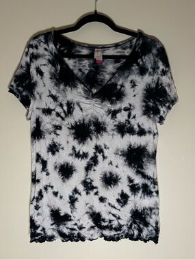 No Boundaries Tie‑Dye V‑Neck Top Juniors XL